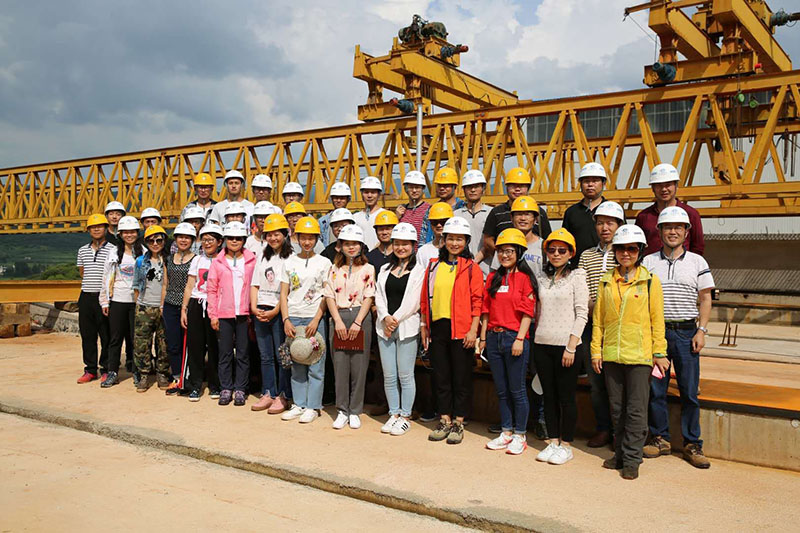 1532069771592977.jpg 全體新員工在九龍?zhí)卮髽蛑屏簣?chǎng)參觀學(xué)習(xí).jpg