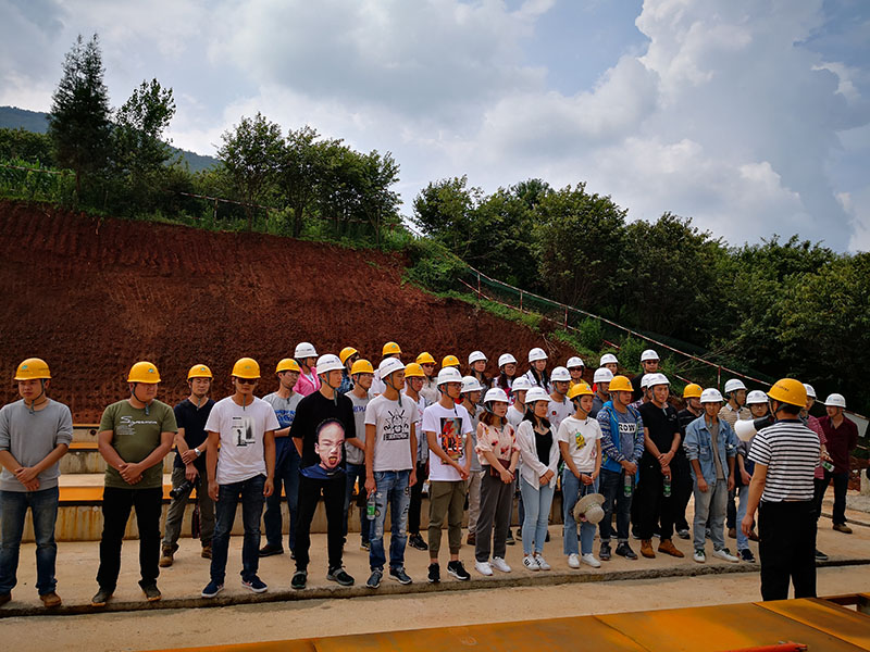 1532069785138691.jpg 項(xiàng)目副經(jīng)理郎驍為新員工詳細(xì)介紹項(xiàng)目情況.jpg