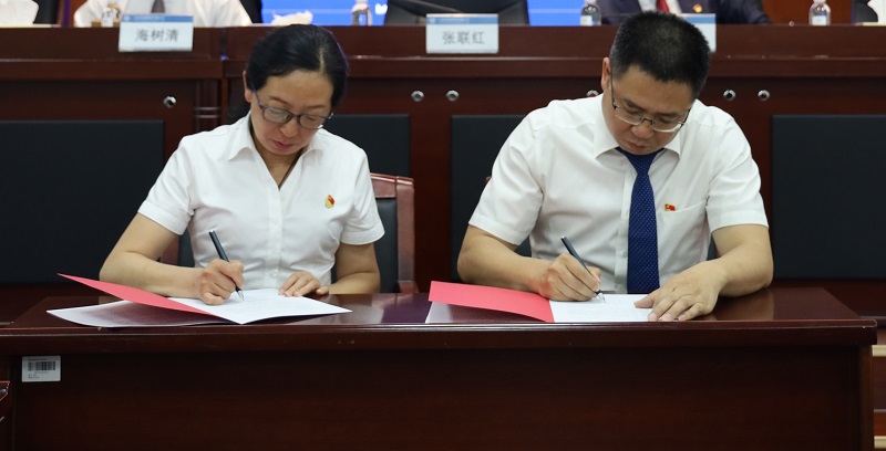 1617160593603399.jpg 張聯(lián)紅與李元鴻簽訂責(zé)任書.JPG