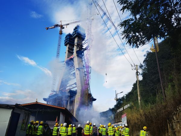 1636346638709382.jpg 現(xiàn)場鞭炮煙花慶祝.jpg