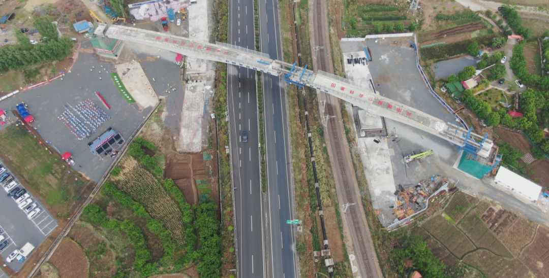 2022-04-18-國(guó)內(nèi)首座！祥云財(cái)富工業(yè)園區(qū)鐵路專用線茨坪村特大橋轉(zhuǎn)體成功.png