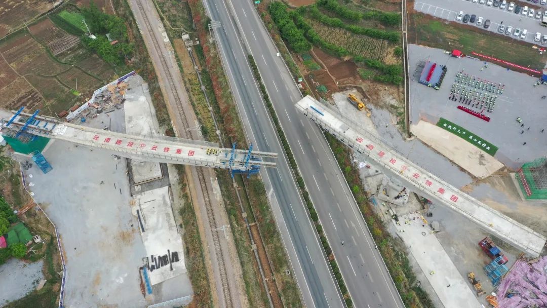 2022-04-18-國(guó)內(nèi)首座！祥云財(cái)富工業(yè)園區(qū)鐵路專用線茨坪村特大橋轉(zhuǎn)體成功（21號(hào)墩轉(zhuǎn)體中）.jpg