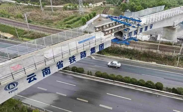 2022-04-18-國(guó)內(nèi)首座！祥云財(cái)富工業(yè)園區(qū)鐵路專用線茨坪村特大橋轉(zhuǎn)體成功（21號(hào)墩轉(zhuǎn)體后）.jpg