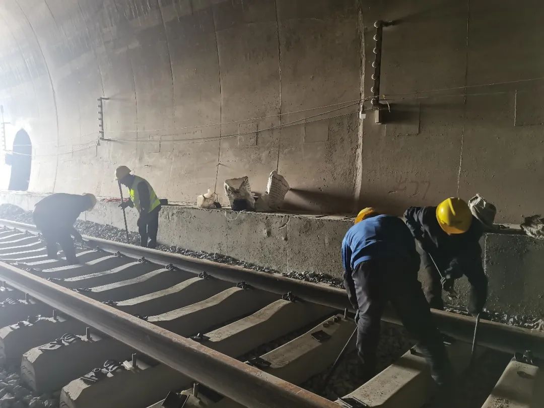 1654131956468170.jpg 2022-06-02-【喜迎二十大 奮進新征程】祥云財富工業(yè)園區(qū)鐵路專用線正線鋪軌接近尾聲.jpg