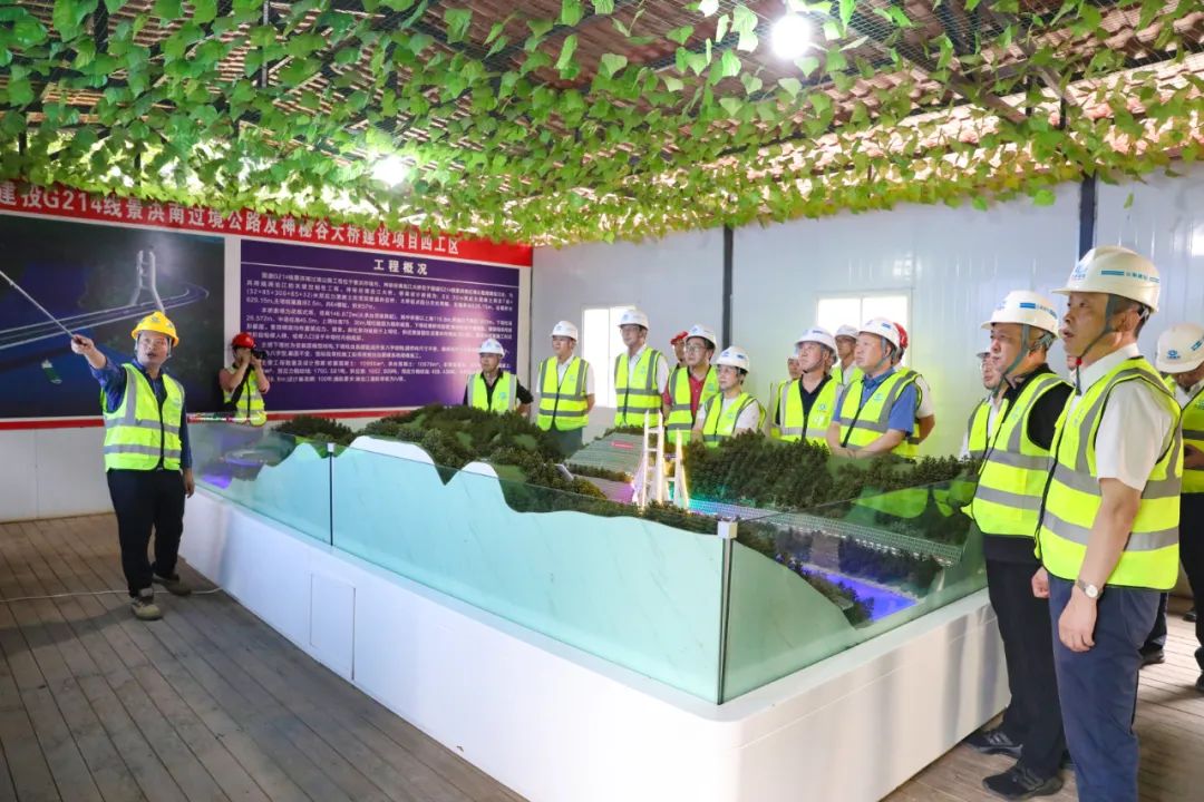 1660614805469013.jpg 陳祖軍一行到景洪市神秘谷瀾滄江大橋項(xiàng)目調(diào)研1.jpg