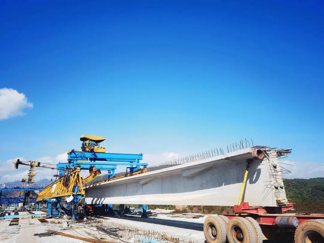 2022-10-01-永大項(xiàng)目羊蹄江大橋引橋T梁順利架設(shè)完成！1.jpg