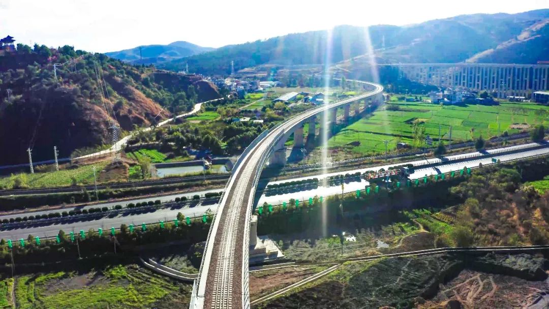 1672712443865512.jpg 2022-12-29-云南省最大鐵路專用線——祥云財富鐵路專用線開通運(yùn)營5.jpg